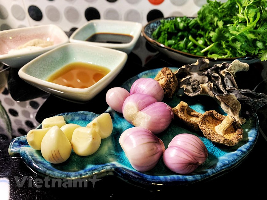 Notas al elegir comprar cangrejos: - No elijas las casetas con cangrejos atados a grandes hilos, ni siquiera empapados en agua para engañar al peso. - No compre cangrejos del mar muerto o cangrejos que hayan sido congelados incorrectamente. - No elija cangrejos con caparazón blanco brillante, las espinas de los cangrejos pequeños aún son jóvenes. Estos tendrán menos carne y ladrillos. - Debe optar por comprar en ubicaciones confiables y recordar consultar precios antes de comprar. - Cómo distinguir cangrejos machos y hembras, Los cangrejos machos tienen un babero pequeño (triángulo inferior) y las hembras son grandes. - Hay muchos tipos de cangrejos de mar, elijas según tu preferencia o según los requisitos de elaboración del plato (Fuente: Vietnamplus)