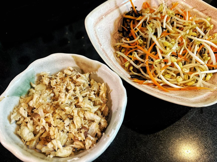 Los fines de semana, en lugar de cocinar arroz como de costumbre, puedes personalizar el menú con ingredientes que no son demasiado nuevos pero que aportan un sabor especial a cómo hacer unos fideos de cangrejo salteados muy atractivos. Este plato de fideos de cangrejo salteado no solo enriquece el menú diario, sino que también es muy adecuado para fiestas y reuniones de fin de semana. Los cangrejos de mar tienen un sabor dulce, tienen un alto valor nutricional y son fáciles de procesar en muchos platos que son deliciosos y atractivos. Con fideos crujientes, no contiene demasiado almidón, por lo que comer mucho no tiene miedo de aburrirse o subir de peso, es apto tanto para adultos como para niños (Fuente: Vietnamplus)