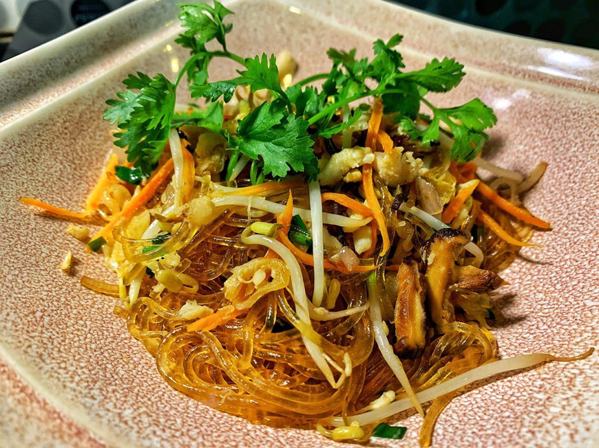 . Cada vez que visites un puesto o puesto de mariscos, si pretendes comprar cangrejos, solo necesitas aplicar de inmediato los siguientes consejos para observar cangrejos a simple vista. - Para los buenos cangrejos, las conchas de los cangrejos son de color oscuro. El color entre el caparazón y la parte superior del cangrejo será similar y más oscuro que el resto. -El color de la parte inferior de los cangrejos y la panza de cangrejo. Debes elegir cangrejos que sean más grandes y fuertes, la parte inferior y el vientre del cangrejo son de color marrón oscuro y brillante. Este elemento es muy importante (Fuente: Vietnamplus)