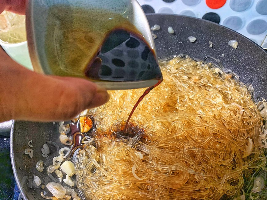 La combinación de almidón en fideos con diversos nutrientes en la carne de cangrejo asegurará un fin de semana garantizado para toda la familia y aún extremadamente atractivo. En este plato, los fideos de cangrejo salteados con una forma sencilla, no demasiado complicada pero el atractivo sabor hará que te encante disfrutarlo enseguida. Fideos con cangrejo al terminar servidos con salsa de ají y ajo. Se requiere que el plato tenga colores armoniosos, los fideos duros y masticables, la carne de cangrejo firme. Los fideos de cangrejo salteados son adecuados para entretener a los invitados o en reuniones familiares y reuniones de amigos (Fuente: Vietnamplus)
