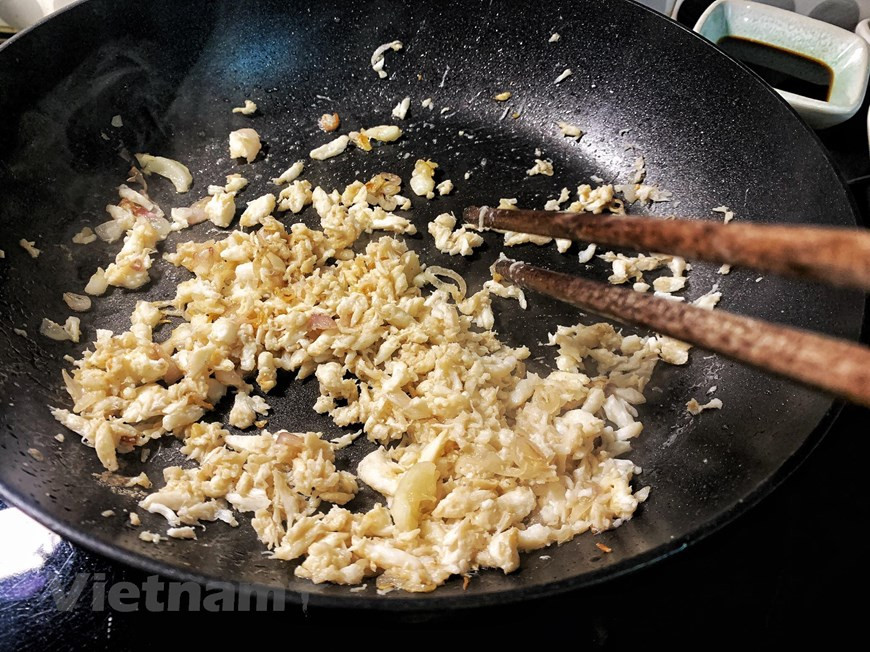 Presentar y disfrutar Pones los fideos de cangrejo salteados en un plato, los esparces uniformemente, espolvoreas un poco de cilantro y un poco de pimienta encima, tienes un delicioso y hermoso plato de fideos de cangrejo salteados para que disfrutes toda la familia. Este plato de fideos de cangrejo salteado no solo enriquece el menú diario, sino que también es muy adecuado para fiestas y reuniones de fin de semana. Esperamos que puedas cocinar fácilmente y hacer que la fiesta sea más atractiva y lujosa. ¡Le deseamos un procesamiento exitoso y siempre sea una buena ama de casa, hábil a los ojos de todos! Además, si no tienes mucho tiempo para preparar este platillo, definitivamente puedes acudir a los Restaurantes de Mariscos para disfrutar en familia (Fuente: Vietnamplus)