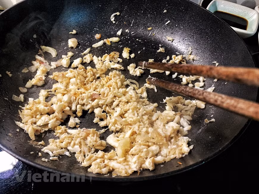 Presentar y disfrutar Pones los fideos de cangrejo salteados en un plato, los esparces uniformemente, espolvoreas un poco de cilantro y un poco de pimienta encima, tienes un delicioso y hermoso plato de fideos de cangrejo salteados para que disfrutes toda la familia. Este plato de fideos de cangrejo salteado no solo enriquece el menú diario, sino que también es muy adecuado para fiestas y reuniones de fin de semana. Esperamos que puedas cocinar fácilmente y hacer que la fiesta sea más atractiva y lujosa. ¡Le deseamos un procesamiento exitoso y siempre sea una buena ama de casa, hábil a los ojos de todos! Además, si no tienes mucho tiempo para preparar este platillo, definitivamente puedes acudir a los Restaurantes de Mariscos para disfrutar en familia (Fuente: Vietnamplus)