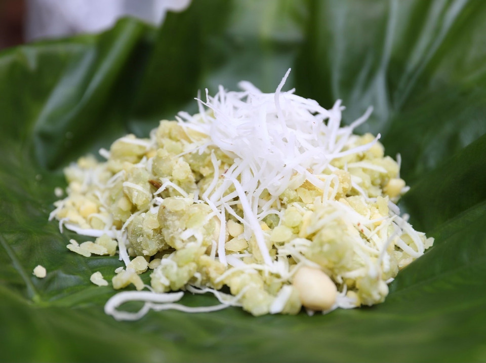 Com (arroz glutinoso tierno) con coco rallado y frijoles verdes deviene una especialidad de Hanoi en el otoño (Foto: VNA)