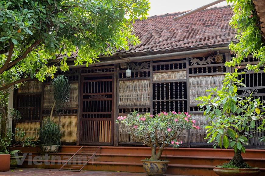 Pese a tener más de un siglo de construida, la familia del señor Tru, de 74 años, aún conserva la antigua arquitectura de su casa. Según el anciano, la vivienda fue comprada a una familia del pueblo cuando su abuelo era joven. No es difícil reconocer la característica común de la mayoría de las casas del pueblo de Uoc Le en general, así como del sistema de paneles largos en el frente de los hogares, en particular. Tru relató: “Los antepasados enseñaron que el sistema de esteras frente a las casas tiene como objetivo evitar que las personas miraran y entrasen directamente al centro del hogar, el lugar donde generalmente se coloca el altar. Y parte de ellas se encuentran en las casas que miran al oeste, para impedir la luz del sol”. (Foto: Vietnam+)