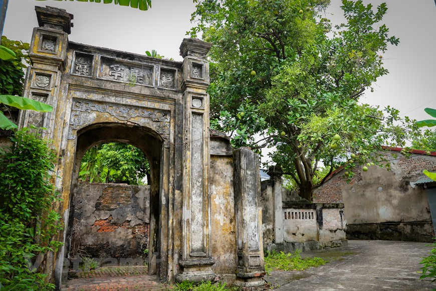 En opinión de los residentes locales, el paso de los años ha cambiado el campus de las casas en Uoc Le, pero los esfuerzos por conservar la arquitectura de la puerta de entrada responden a la intención de preservar una parte de los rasgos de los antepasados. Las paredes de ladrillo impregnadas de huellas del tiempo aportan familiaridad. Las obras arquitectónicas antiguas no son una imagen difícil de encontrar al pasear por la aldea de Uoc Le. A pesar de que las paredes de hormigón están cubiertas con una capa de pintura nueva, esas murallas siguen transmitiendo una belleza modesta y nostálgica para las personas que visitan esta aldea. (Foto: Vietnam+)