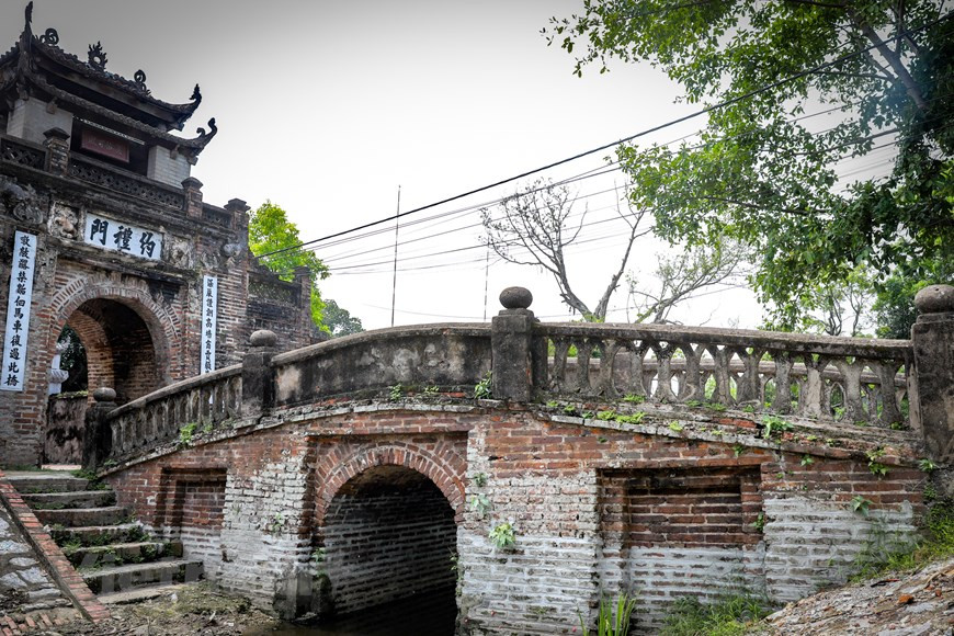 Localizada en la comuna de Tan Uoc, distrito de Thanh Oai, Hanoi, Uoc Le es uno de los antiguos pueblos de la capital milenaria de Vietnam. El elegante puente de ladrillo que cruza un pequeño río y la imponente puerta de entrada con los caracteres chinos, que significa “Aldea de Uoc Le", nos llevan al espacio del antiguo pueblo. En particular, la puerta principal cuenta con arcos arqueados muy similares a los techos de las antiguas pagodas de Vietnam. La aldea de Uoc Le deja a los visitantes una impresión especial desde la puerta de entrada - una gran obra arquitectónica, con características imbuidas del estilo artístico de la dinastía Mac (siglo XVI). (Foto: Vietnam+)