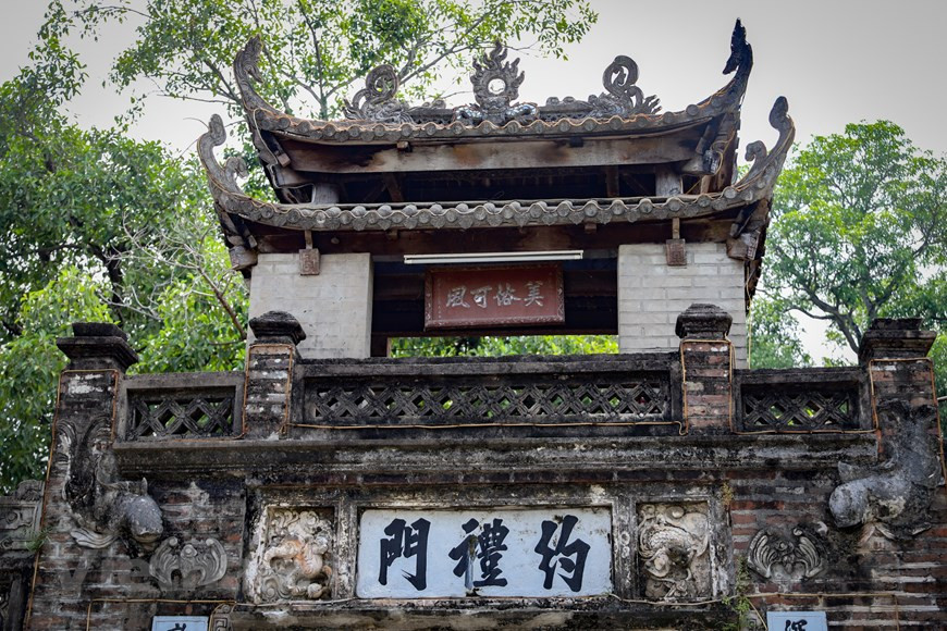 En la comuna de Tan Uoc, distrito de Thanh Oai, en Hanoi, aparece Uoc Le, una antigua aldea vietnamita. El pueblo es popular por su oficio tradicional de elaboración de Gio Lua (un plato vietnamita conocido también como embutido o salchicha) y la vetusta puerta principal, que se construyó durante la dinastía Mac y deviene una de las puertas conservadas más antiguas del oeste de la capital. La obra está situada a la entrada del pueblo, ocupando un gran espacio con puente, arcadas y grandes muros de ladrillo. La puerta tiene un letrero colgante que dice: "My Tuc Kha Phong" ("Se otorgan buenas costumbres"). (Foto: Vietnam+)
