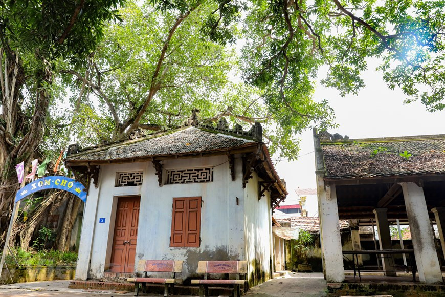 Bajo la sombra de grandes árboles, un mercado tradicional cautiva a los turistas detrás de la entrada de la aldea. Los techos del mercado han sido teñidos por el tiempo, llevan un estilo antiguo y dejan en los visitantes un sentido de nostalgia, pues guardan huellas culturales de épocas históricas pasadas. Por otro lado, los banianos, los pozos, los patios comunales y los árboles de bambú devienen imágenes típicas asociadas a la cultura de las aldeas rurales en la región del Delta del Norte. Adentrándose en el pueblo, a través de cada callejón, muchos hogares de Uoc Le aún conservan la construcción antigua de sus casas, que datan de más de 100 años. (Foto: Vietnam+)