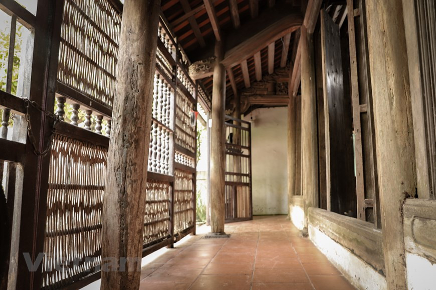 Con el paso del tiempo, la casa existente ha pasado por varias renovaciones hasta llegar a las manos de Tru, quien solo pavimentó el piso pero conservó las partes originales de madera, en un esfuerzo por preservar el valor de la construcción. Además de los edificios antiguos, los pozos devienen una de las características que resalta a Uoc Le. La aldea cuenta con seis pozos, la mayoría de los cuales se asocian con obras religiosas como casas comunales y pagodas. Uoc Le también tiene una puerta lateral construida en 1998, que aunque no posee un alto valor histórico y arquitectónico como la puerta de entrada principal, constituye una parte simbólica del sitio. Los pobladores locales siempre se sienten orgullosos de las obras antiguas conservadas hasta hoy día. (Foto: Vietnam+)