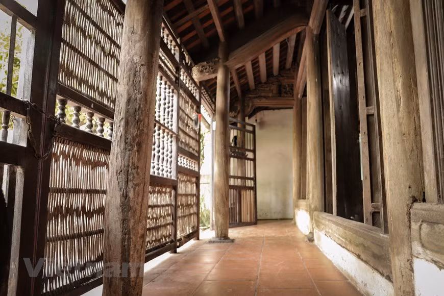 Con el paso del tiempo, la casa existente ha pasado por varias renovaciones hasta llegar a las manos de Tru, quien solo pavimentó el piso pero conservó las partes originales de madera, en un esfuerzo por preservar el valor de la construcción. Además de los edificios antiguos, los pozos devienen una de las características que resalta a Uoc Le. La aldea cuenta con seis pozos, la mayoría de los cuales se asocian con obras religiosas como casas comunales y pagodas. Uoc Le también tiene una puerta lateral construida en 1998, que aunque no posee un alto valor histórico y arquitectónico como la puerta de entrada principal, constituye una parte simbólica del sitio. Los pobladores locales siempre se sienten orgullosos de las obras antiguas conservadas hasta hoy día. (Foto: Vietnam+)