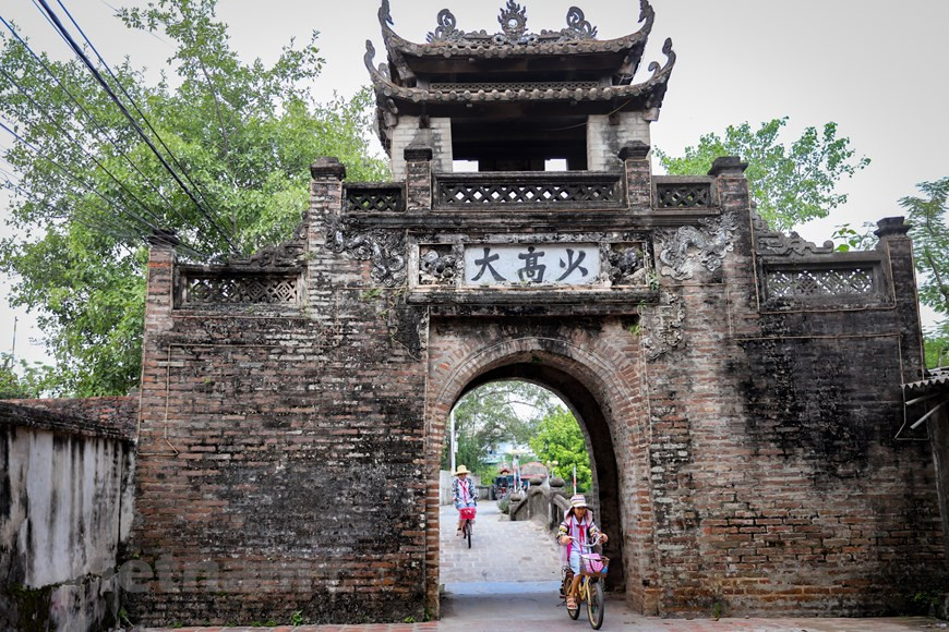 De acuerdo con los relatos históricos de las generaciones precedentes, en el viaje al norte del rey Tu Duc (1829-1883), el monarca otorgó el título "My Tuc Kha Phong" ("Se otorgan buenas costumbres") a seis aldeas, incluida Uoc Le. En la guerra pasada, los franceses lanzaron varios cañonazos contra el pueblo vietnamita, durante los cuales la puerta se derrumbó y el cartel se rompió. Posteriormente, los aldeanos restauraron la puerta y pidieron al Instituto Han Nom (antigua escritura nacional basada en caracteres chinos), que rehiciera el cartel basándose en uno similar conservado en otro pueblo. Hoy día, la puerta principal de Uoc Le se considera una de las más bellas de la región norvietnamita. (Foto: Vietnam+)