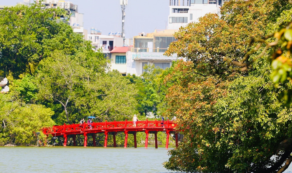 Paisaje del lago Hoan Kiem cada vez que Hanoi entra en los últimos días del otoño (Foto: VNA)
