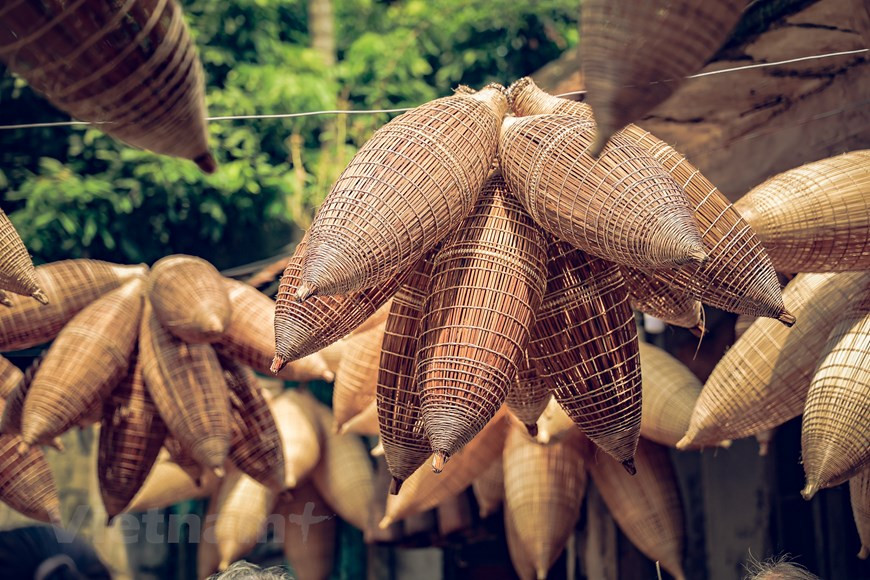 Debido al desarrollo de la sociedad, las herramientas agrícolas tradicionales se utilizan menos en la vida cotidiana, como para la decoración artística o de interiores. (Foto: VNA)