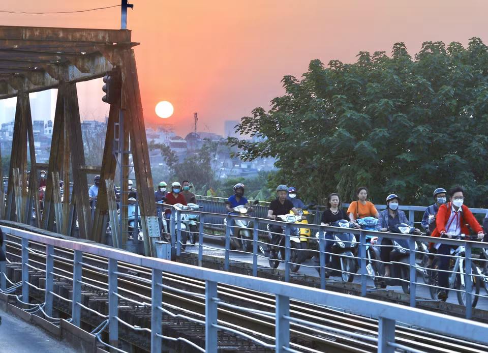 Atardecer en el puente de Long Bien (Foto: VNA)