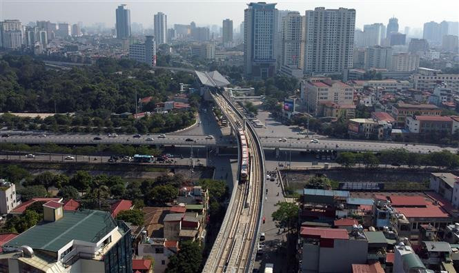 Al poner oficialmente en funcionamiento, el tren de Nhon-Hanoi opera a velocidades entre 35 y 80 kilómetros por hora (Fuente: VNA)