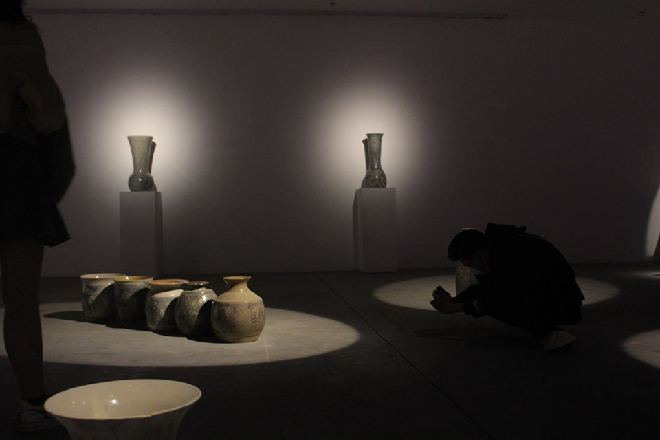 Casi todas las 25 obras que Quoc Khanh llevó a la exposición son la interpretación artística del autor sobre los eventos de la vida y la sociedad. Esos artefactos han atraído a los espectadores porque fueron hecho de manera cuidada y meticulosa con innumerables detalles divididos en capas y con formas, así como colores, completamente diferentes, pero aún imbuidos de la identidad vietnamita. Mediante la exhibición, Quoc Khanh ha promocionado las costumbres culturales tradicionales y transmitido la historia vietnamita a través de sus obras exquisitamente elaboradas. El evento también tiene como objetivo contribuir a promover el desarrollo de este arte en la vida contemporánea (Foto: Vietnam +)