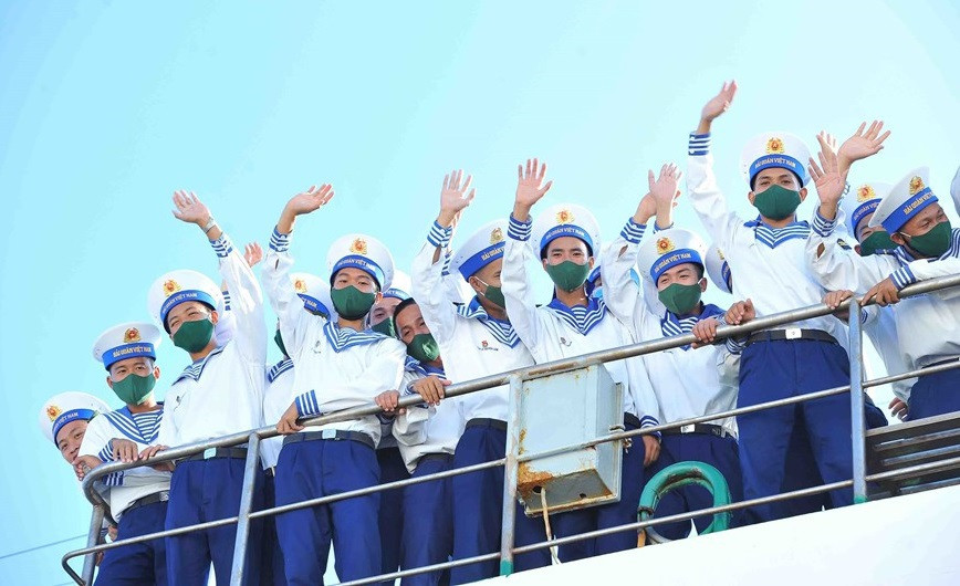 Los jóvenes soldados se despidieron de sus compañeros y familiares antes de partir hacia el distrito insular de Truong Sa (Spratly) (Fuente: VNA)