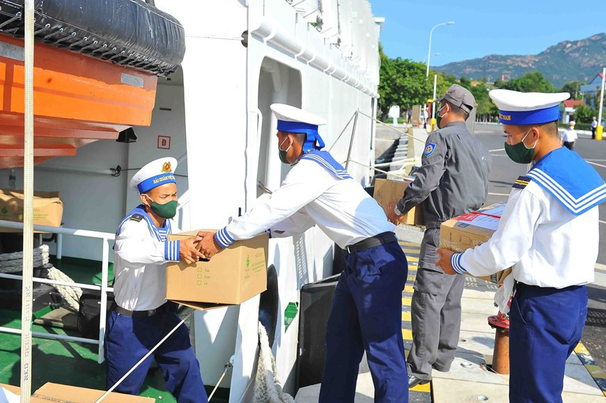 Los jóvenes soldados despidieron a sus compañeros y familiares antes de partir hacia el distrito insular de Truong Sa (Spratly) (Fuente: VNA)