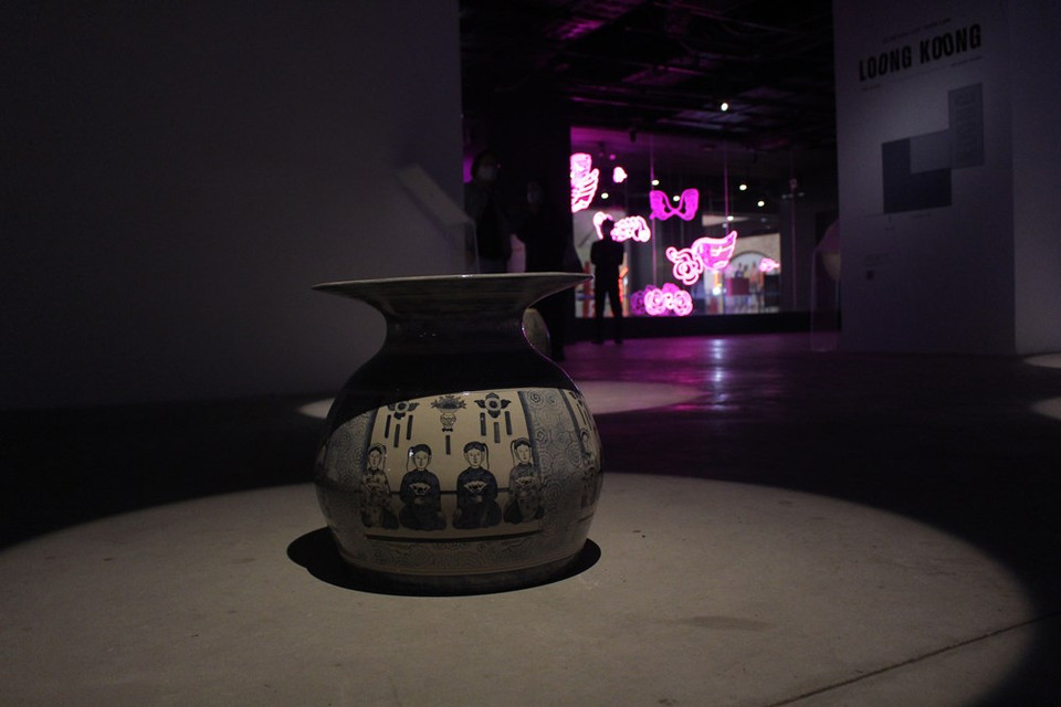 Si Vu Hieu eligió mostrar las características combinadas entre la cerámica y las pinturas populares en sus obras, Quoc Khanh desea brindar a los espectadores obras cerámicas elaboradas en forma de To He, una figurilla de juguete tradicional de los niños vietnamitas con formas de animales, flores o personajes de cuentos populares, en las cuales el artista puso toda su pasión artística para recrearlos de manera meticulosa y cuidada. Cada personaje de la serie de obras de Quoc Khanh muestra una personalidad, una vida y un contexto únicos. La cosmovisión de este artista también reveló una parte desafiante y especial al colocar sus diversas obras en posiciones precarias y arriesgadas en la exhibición para despertar las emociones en los espectadores (Foto: Vietnam +)