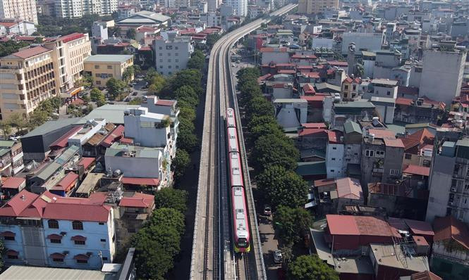 El tren pasa por la carretera Xuan Thuy (Fuente: VNA)