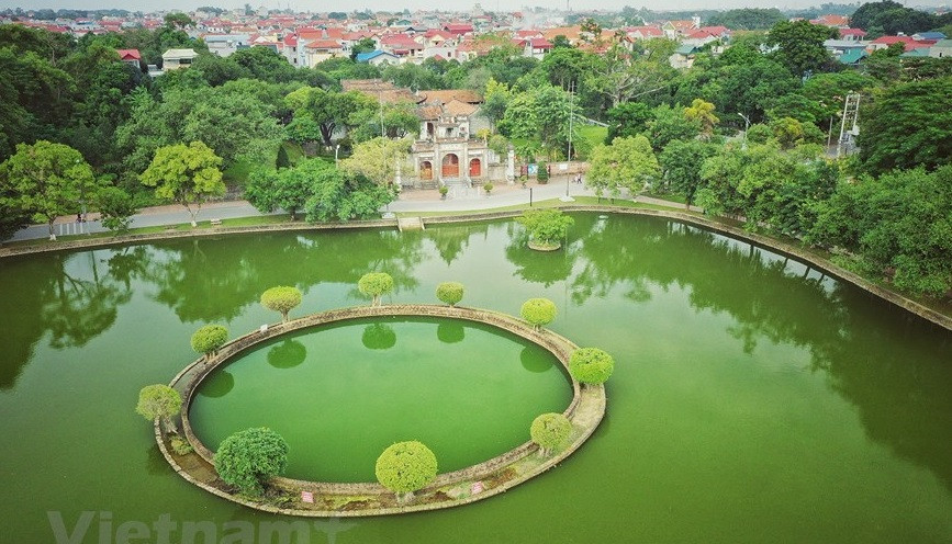 La ciudadela antigua de Co Loa está asociada con las leyendas sobre el rey An Duong Vuong. Este destino cuenta con una superficie de unas 500 hectáreas con numerosos sitios arqueológicos excavados que reflejan el proceso del desarrollo cultural en las eras de Bronce, Piedra y Hierro, en especial la cultura Dong Son (Foto: VNA)