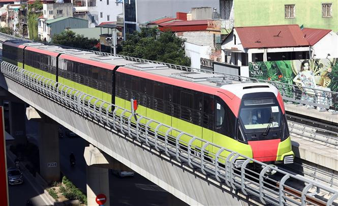 Las autoridades capitalinas pusieron a prueba el funcionamiento del tren urbano Nhon-Hanoi en la sección elevada que conecta la estación Nhon, en los suburbios del oeste de esta urbe, con la S8 situada en la calle de Cau Giay, en un trayecto de 8,5 kilómetros de largo (Fuente: VNA)