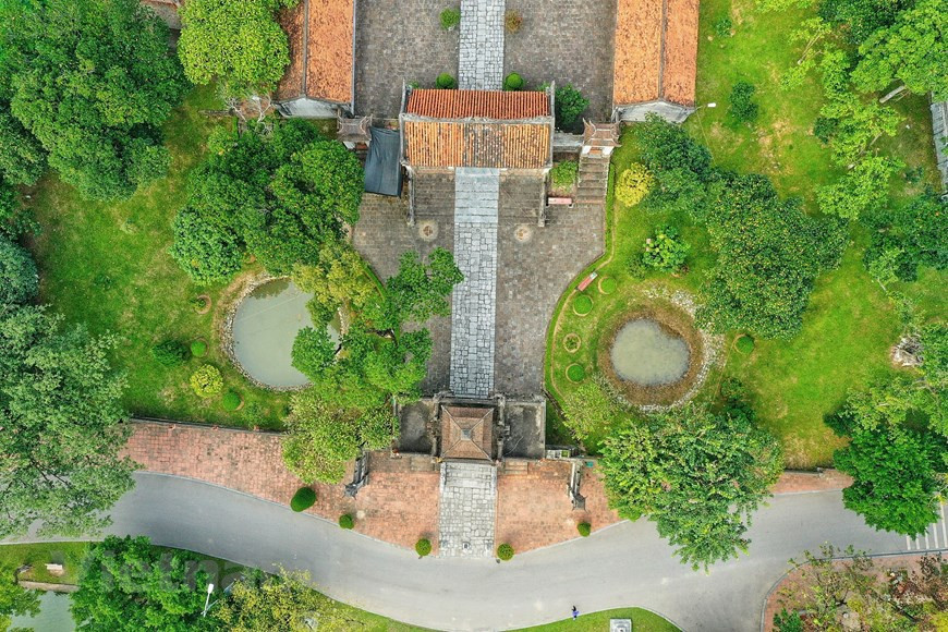 Ubicado en un terreno con forma de cabeza de dragón, el templo de An Duong Vuong está rodeado a ambos lados por dos bosques (Foto: VNA)