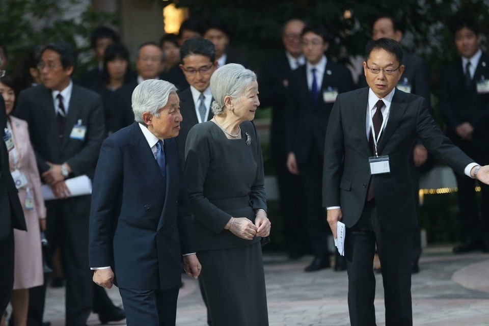  El EmperadorAkihito y la Emperatriz Michiko llegaron al Hotel Sheraton para una reunión convoluntarios de JICA en Vietnam(Fuente: VNA)