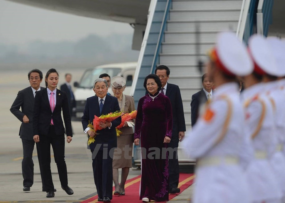  La vicepresidentade Vietnam, Dang Thi Ngoc Thinh, (delantero, derecha) dio la bienvenida alemperador japonés en el aeropuerto.(Fuente: VNA)