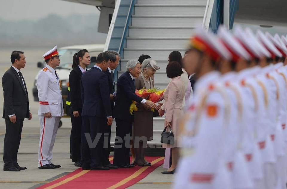  El Emperador Akihitoy la Emperatriz Michiko fueron recibidos en el Aeropuerto Internacional de NoiBai después de que su avión aterrizó a las 15:10 del 28 de febrero.(Fuente: VNA)
