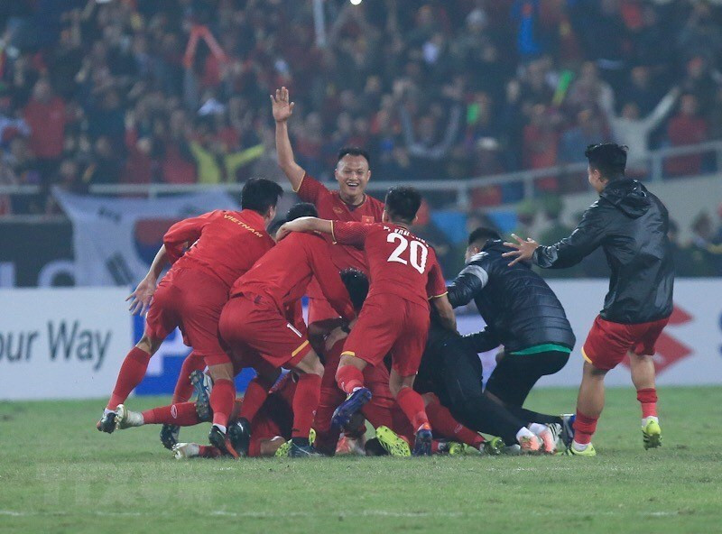 La selección de fútbol vietnamita ganó la víspera el trofeo de campeón de la Copa AFF Suzuki 2018 tras vencer 1-0 a Malasia en el estadio nacional de My Dinh (Fuente: VNA)