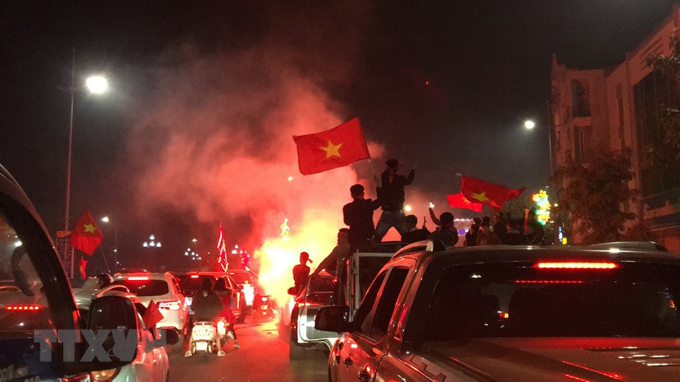 Fanáticos del fútbol vietnamitas celebran la victoria del equipo nacional en el certamen regional en varias calles en el país (Fuente: VNA)
