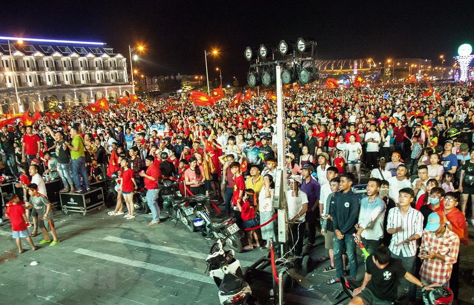 Fanáticos del fútbol vietnamitas celebran la victoria del equipo nacional en el certamen regional en varias calles en el país (Fuente: VNA)