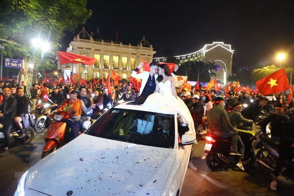 Fanáticos del fútbol vietnamitas celebran la victoria del equipo nacional en el certamen regional en varias calles en el país (Fuente: VNA)