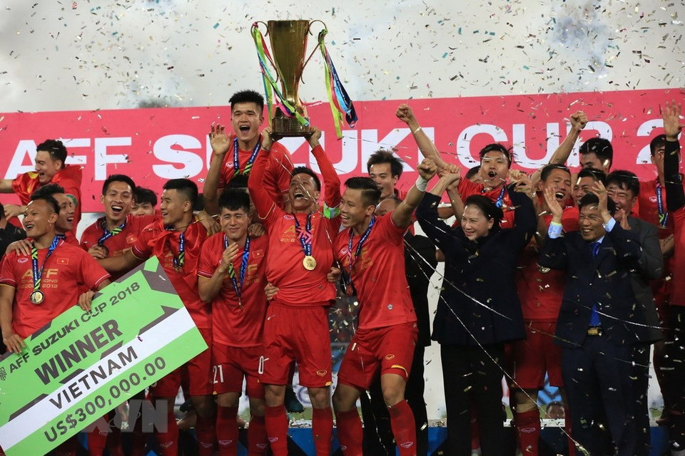 La selección de fútbol vietnamita convirtió el sueño de los fanáticos nacionales en realidad al levantar en el estadio nacional de My Dinh el trofeo de campeón de la Copa AFF Suzuki 2018 (Fuente: VNA)