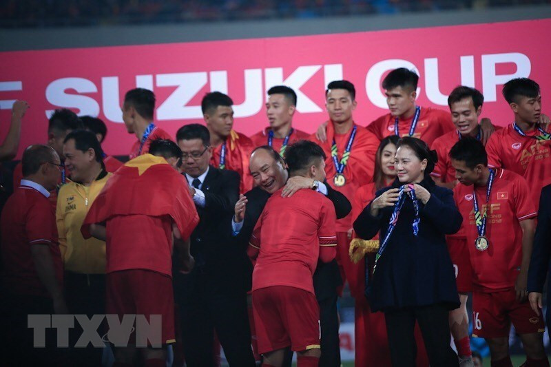 Altos dirigentes vietnamitas felicitan al equipo de fútbol nacional (Fuente: VNA)