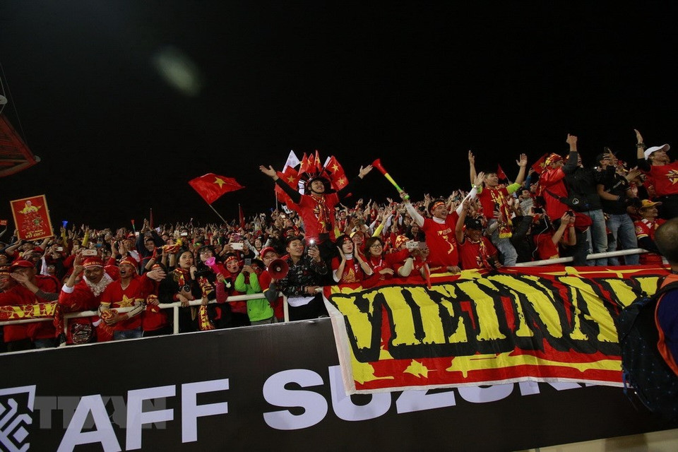 Fanáticos del fútbol vietnamitas celebran la victoria del equipo nacional en el estadio de My Dinh (Fuente: VNA)