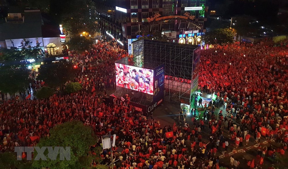 Fanáticos del fútbol vietnamitas celebran la victoria del equipo nacional en el certamen regional en varias calles en el país (Fuente: VNA)