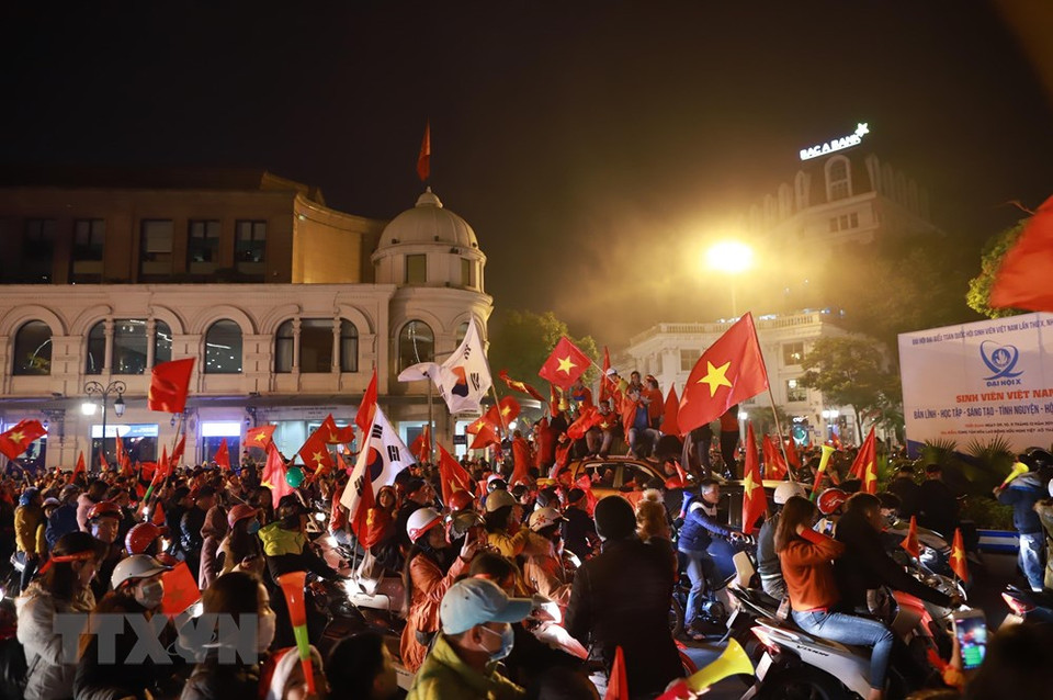 Fanáticos del fútbol vietnamitas celebran la victoria del equipo nacional en el certamen regional en varias calles en el país (Fuente: VNA)