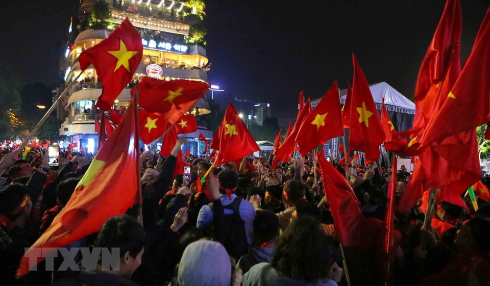 Fanáticos del fútbol vietnamitas celebran la victoria del equipo nacional en el certamen regional en varias calles en el país (Fuente: VNA)