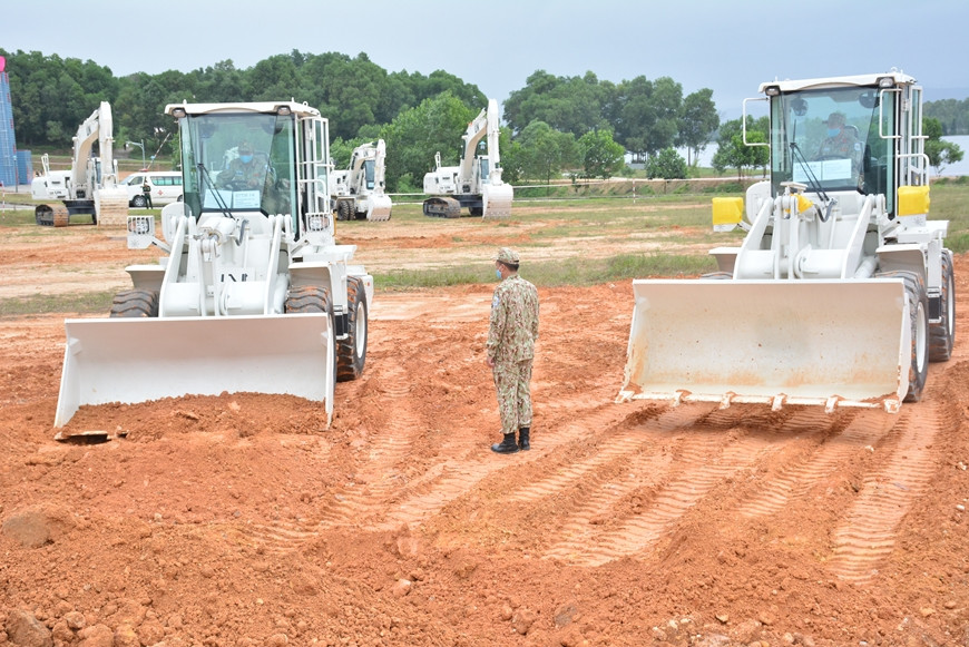 El primer equipo de ingenieros militares opera dispositivos en el campo de entrenamiento (Fuente: qdnd.vn)