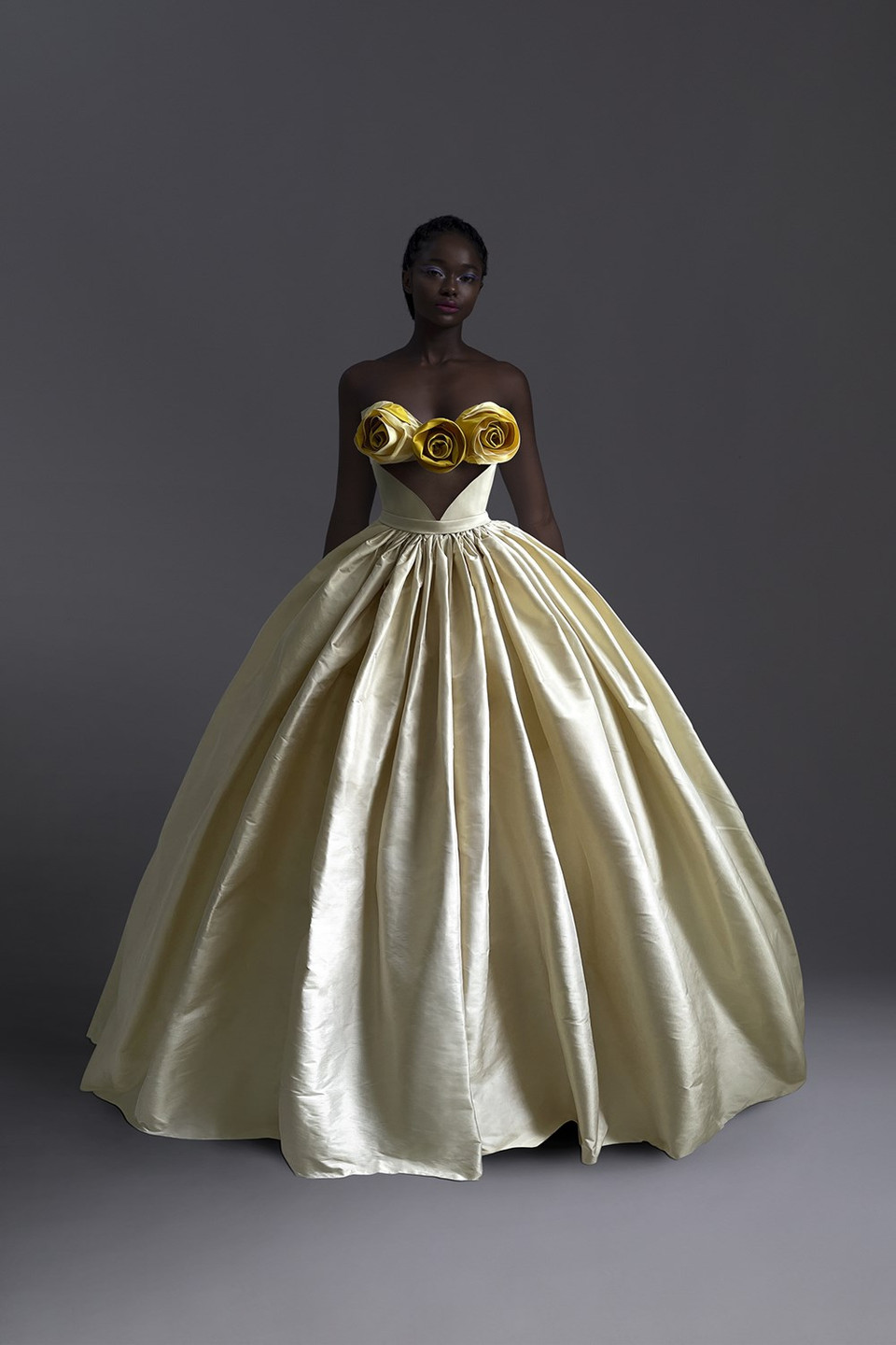 Como una hermosa rosa que se eleva en el momento difícil de la pandemia, Tran Hung expresa estos sentimientos a través de la colección “Blood &amp; Tears”. La mayoría de sus diseños están inspirados en las mujeres libres e independientes y siempre han apoyado el feminismo. El trabajo arduo de Tran Hung y sus resultados han sido reconocidos, por lo que ahora se convierte en uno de los jóvenes diseñadores en afirmar su nombre y estilo en el mercado vietnamita de alta costura. Tran Hung compartió que convertirse en miembro de la Asociación Británica de Diseñadores y tener su propio desfile oficial en la Semana de la Moda de Londres Primavera-Verano 2021 es una gran alegría para él, en el contexto que el mundo se está desacelerando por la actual pandemia del COVID-19. (Fuente: Vietnam+)