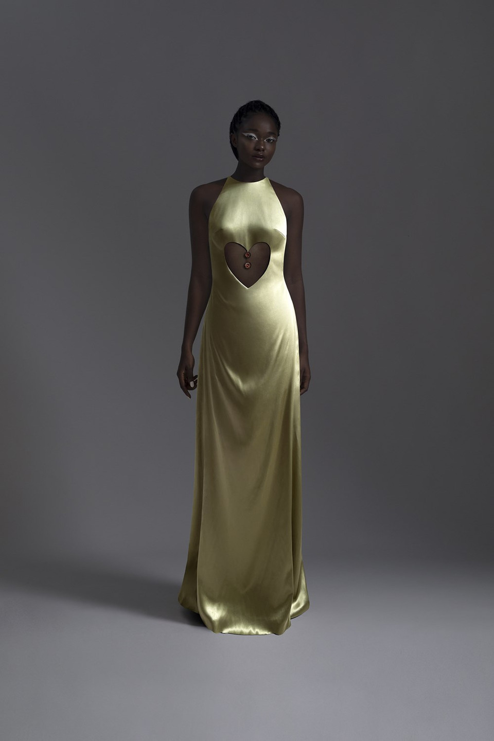 En particular, con motivo del Festival del Medio Otoño en medio de la temporada pandémica este año, el diseñador vietnamita Tran Hung lanzó oficialmente una nueva colección llamada “Blood &amp; Tears”, que estrenó en el marco de la Semana de la Moda de Londres Primavera-Verano 2022. En ese sentido, Tran Hung está acaparando gran atención como miembro oficial de la Asociación Británica de Diseñadores, al presentar su propia colección en la Semana de la Moda de Londres Primavera-Verano 2021. El sitio web del evento reseñó sobre el modisto: “Tran Hung es un diseñador de Vietnam, también es una de las marcas famosas en el mercado de la moda de alta gama, al cautivar al público con diseños sofisticados”. (Fuente: Vietnam+)