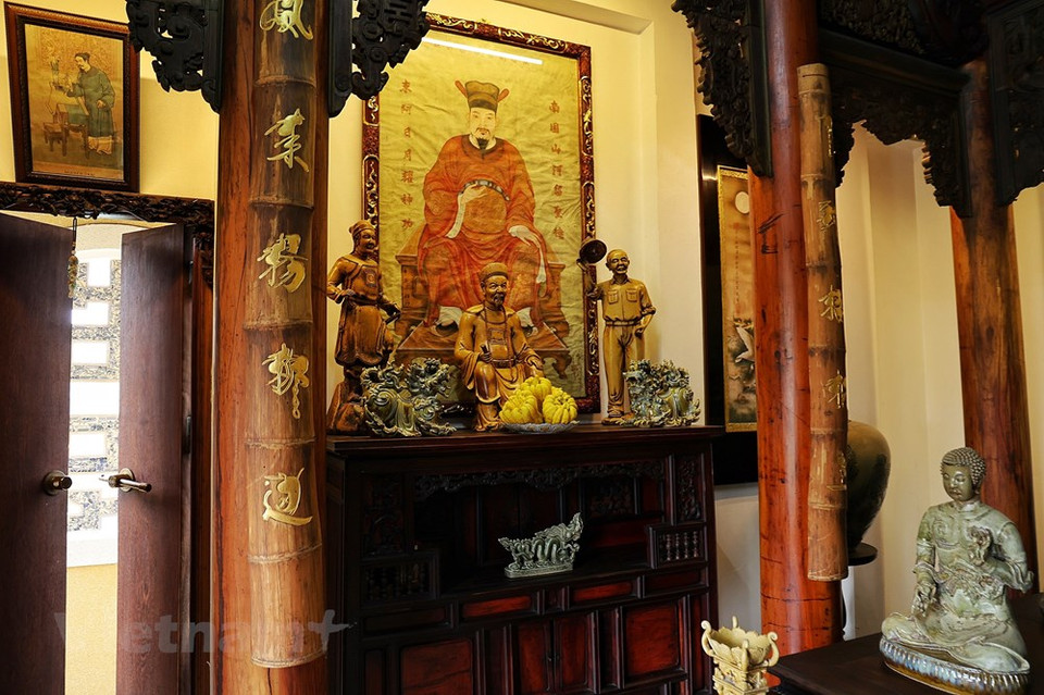 Sin embargo, solo cuando los franceses establecieron la franja de concesión en 1875 en la ribera del río Rojo, las obras arquitectónicas francesas comenzaron a dejar su impronta en Hanoi. Después de conquistar Indochina, los franceses llevaron a cabo una construcción a gran escala con el propósito de convertir a Hanoi en la capital de toda Indochina. Por esa razón, aparecieron las grandes edificaciones majestuosas, al estilo clásico, para resaltar el poderío de la administración colonial, como el Palacio del Gobernador General de Indochina, el Palacio del Intendente francés, y el Palacio de la Corte. En la década de los años 20 del siglo pasado, comenzó a florecer la influencia del arte francés, con motivos y estilos de follajes y bóvedas, o de metal, cemento y yeso (Fuente: Vietnam+)