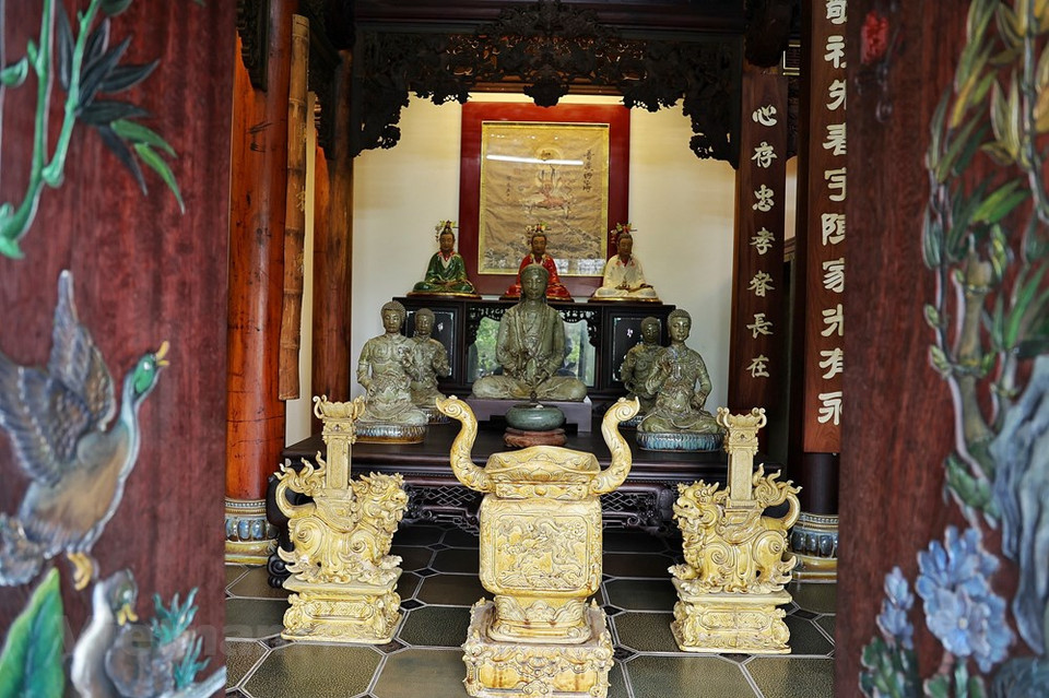 Los artículos decorativos antiguos evidencian los altibajos de la historia de Vietnam. Además, en el Hanoi antiguo quedan aún muchos templos, pagodas y santuarios donde los pobladores rinden culto ritual a sus aldeas y poblados natales o al linaje gremial. Estas obras demuestran que los residentes de la capital vinieron de diferentes partes del país para ganarse la vida y establecerse. Numerosas construcciones al estilo francés de finales del siglo XIX y principios del siglo XX contribuyen a dar a Hanoi sus características arquitectónicas distintivas. La arquitectura francesa apareció en la ciudad por primera vez en 1803, cuando el rey Gia Long mandó a reconstruir la ciudadela de Hanoi al estilo de Vauban, bajo las instrucciones de cuatro ingenieros franceses (Fuente: Vietnam+)