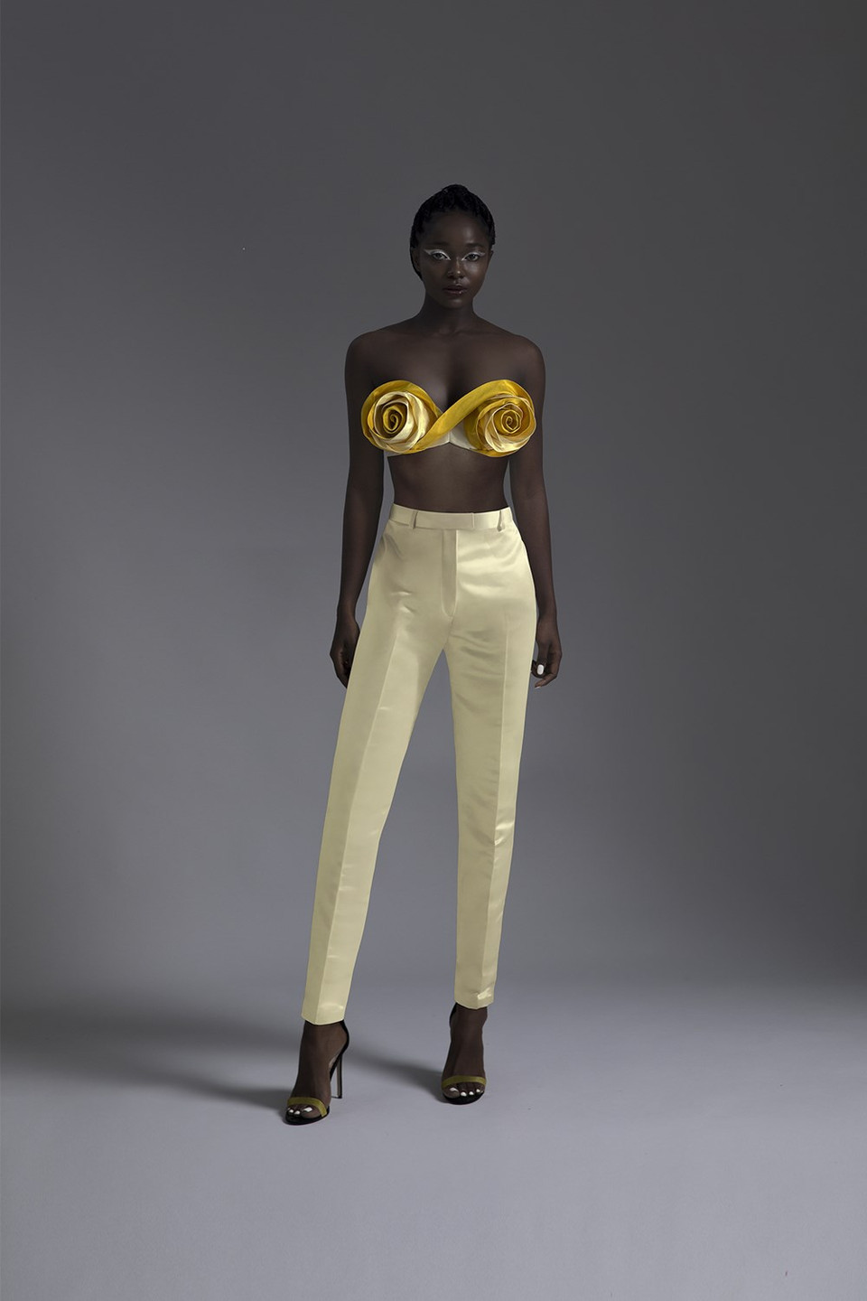 Los dos colores principales, rojo y amarillo, representan la sangre y las lágrimas, respectivamente. El diseñador utiliza en todo el motivo de la rosa en 3D con el mensaje de una belleza seductora, pero también llena de espinas; una belleza a la que no todos pueden acercarse, pero que tiene un atractivo irresistible. Algunos diseños están hechos de tela sobrante para limitar el desperdicio de material en el medioambiente. Aunque la pandemia del COVID-19 todavía es complicada en todo el mundo, la Semana de la Moda de Londres Primavera-Verano 2021 todavía busca ceñirse a su calendario anual y se celebrará del 17 al 22 de septiembre de 2020. (Fuente: Vietnam+)