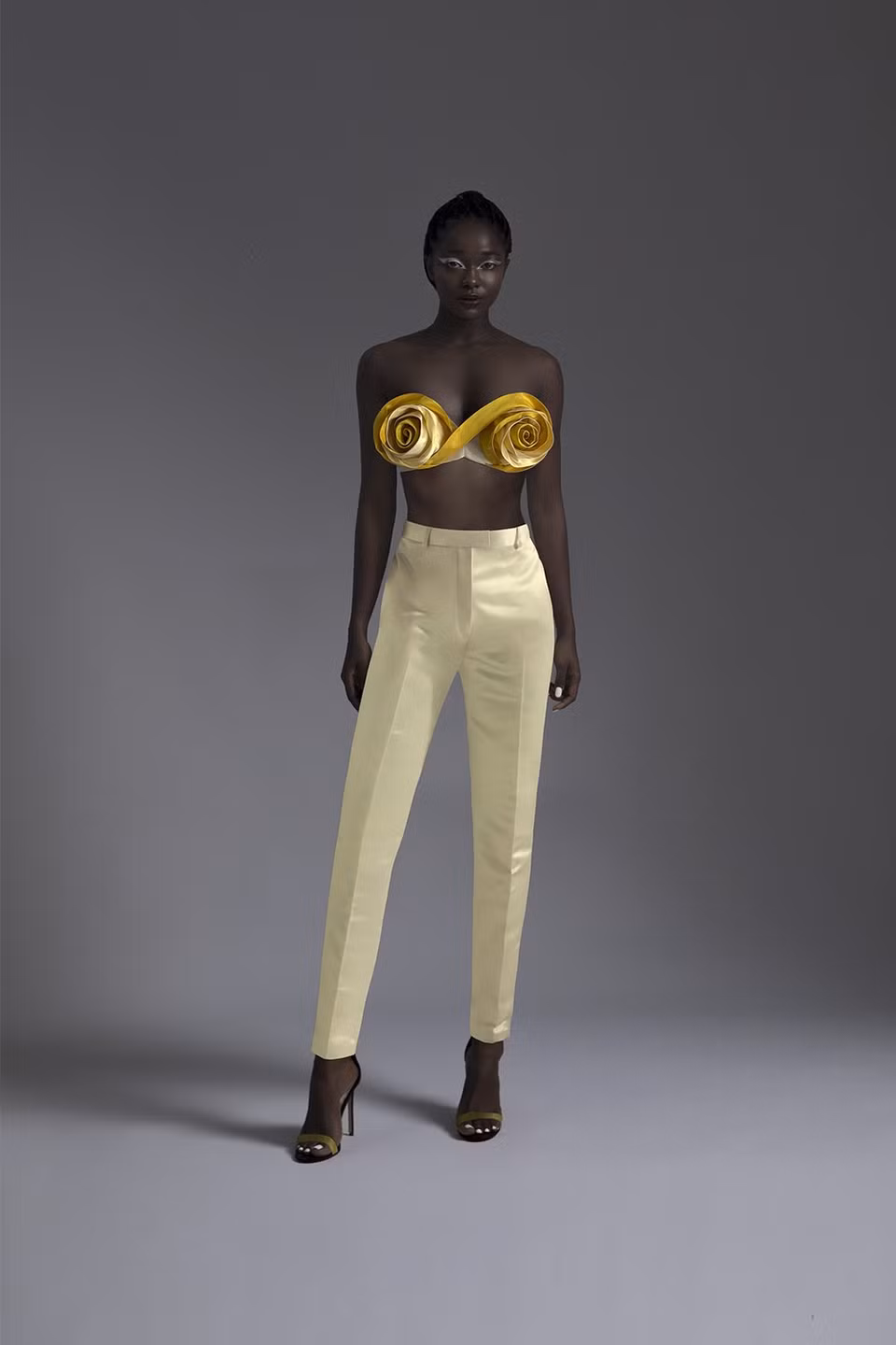Los dos colores principales, rojo y amarillo, representan la sangre y las lágrimas, respectivamente. El diseñador utiliza en todo el motivo de la rosa en 3D con el mensaje de una belleza seductora, pero también llena de espinas; una belleza a la que no todos pueden acercarse, pero que tiene un atractivo irresistible. Algunos diseños están hechos de tela sobrante para limitar el desperdicio de material en el medioambiente. Aunque la pandemia del COVID-19 todavía es complicada en todo el mundo, la Semana de la Moda de Londres Primavera-Verano 2021 todavía busca ceñirse a su calendario anual y se celebrará del 17 al 22 de septiembre de 2020. (Fuente: Vietnam+)
