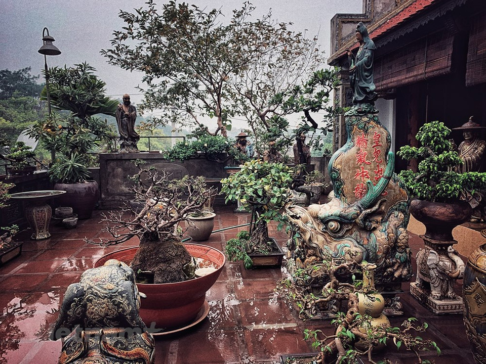 Este es un espacio de adoración sagrado cuidadosamente conservado que se encuentra en cada casa de cinco compartimentos en el delta del río Rojo. Expresa la riqueza del propietario. La capital vietnamita es el corazón cultural de Vietnam y una ciudad encantadora donde los templos y pagodas antiguas se sitúan juntos con las callejuelas y barrios coloniales. Al llegar a Hanoi, los viajeros tienen la oportunidad de recorrer diferentes lugares atractivos como el puente de The Huc, el lago de Ngoc Son, el Mausoleo de Ho Chi Minh, el Templo de la Literatura -reconocido como la primera universidad del país- y el lago Oeste, además de disfrutar de la variada gastronomía capitalina (Fuente: Vietnam+)