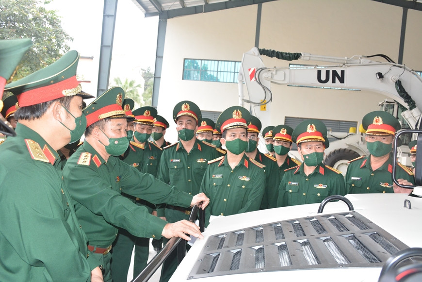 Delegación del Ministerio de Defensa inspecciona el equipamiento del primer equipo de ingenieros militares (Fuente: qdnd.vn)