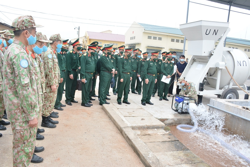 El coronel general Hoang Xuan Chien exige que el programa de capacitación se ajusta a los requisitos de la ONU para mejorar habilidades de manejo y utilización (Fuente: qdnd.vn)